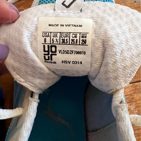 REEBOK custom-designed low sneaker, barely worn, size 8. - Picture 3 of 10